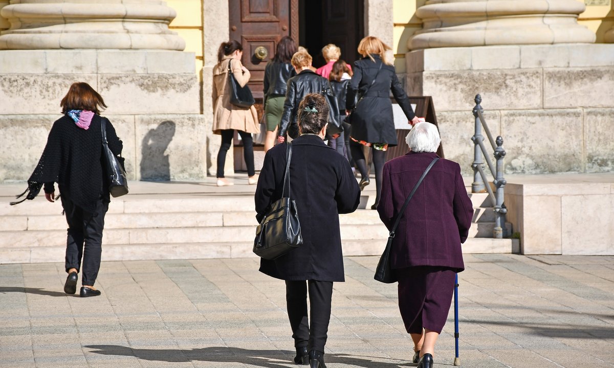 Co ateista powinien odpowiedzieć na "Szczęść Boże"? Wyjaśniamy