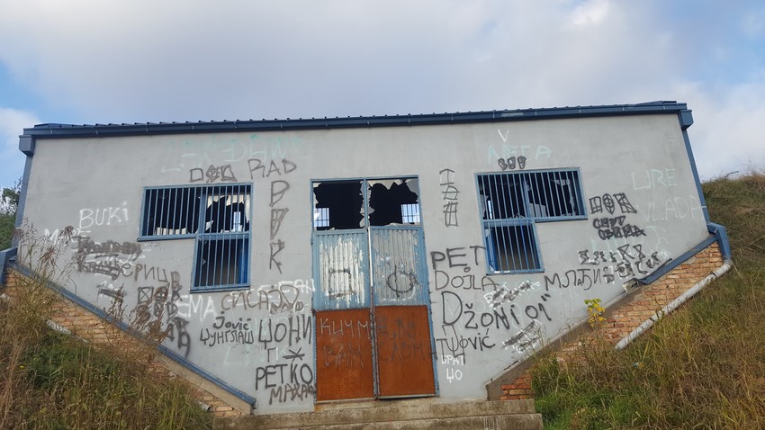 Polupani prozori, ižvrljani zidovi