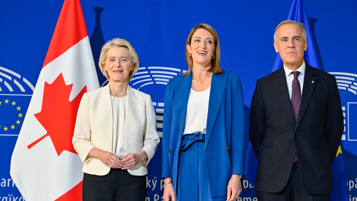 Predsedníčka Európskeho parlamentu Roberta Metsolová a Ursula von der Leyenová vítajú kanadského premiéra Marka Carneyho.