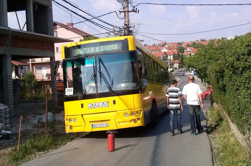 Priseban vozač je autobus uspeo da zaustavi na uzbrdici