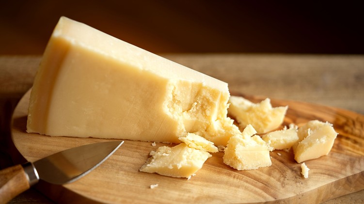 hogyan készül parmezán sajt