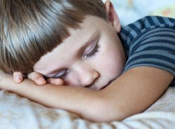 Jak pomóc dziecku usnąć? Drzemka dziecka w 5 krokach. Ekspertka radzi