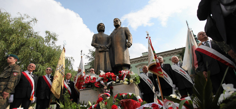 Pierwszy pomnik Kaczyńskich odsłonięty. Zobacz ZDJĘCIA z uroczystości