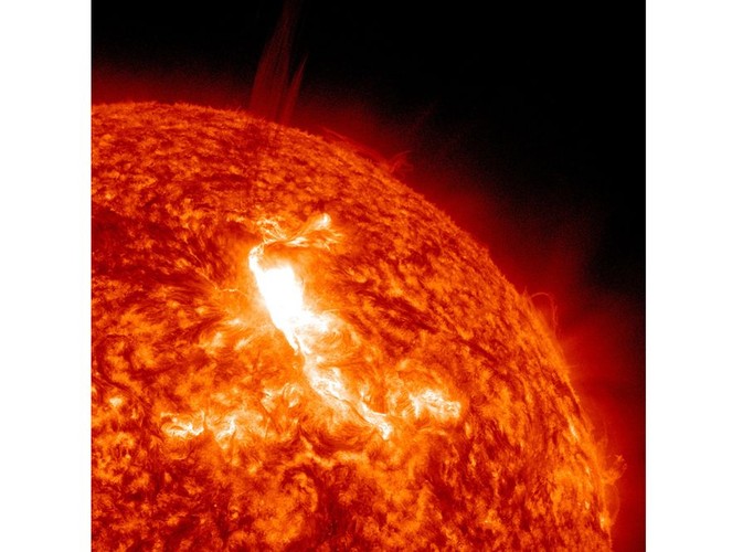 Materia wyrzucona w czasie słonecznego wybuchu poruszała się z prędkością 2200 km/s