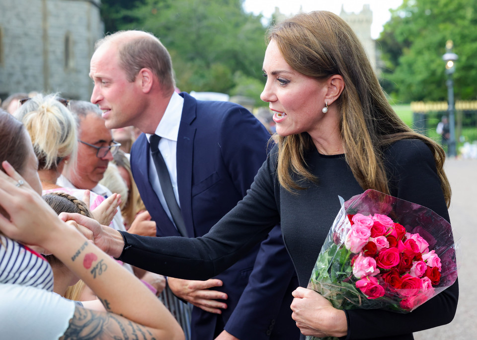 Księżna Kate i książę William podczas rozmów z Brytyjczykami
