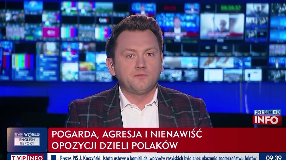 Pasek podczas Poranka Info. Na zdjęciu pracownik TVP Adam Giza 