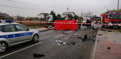 Tragedia w Sieradzu. „Czołówka" tira i osobówki