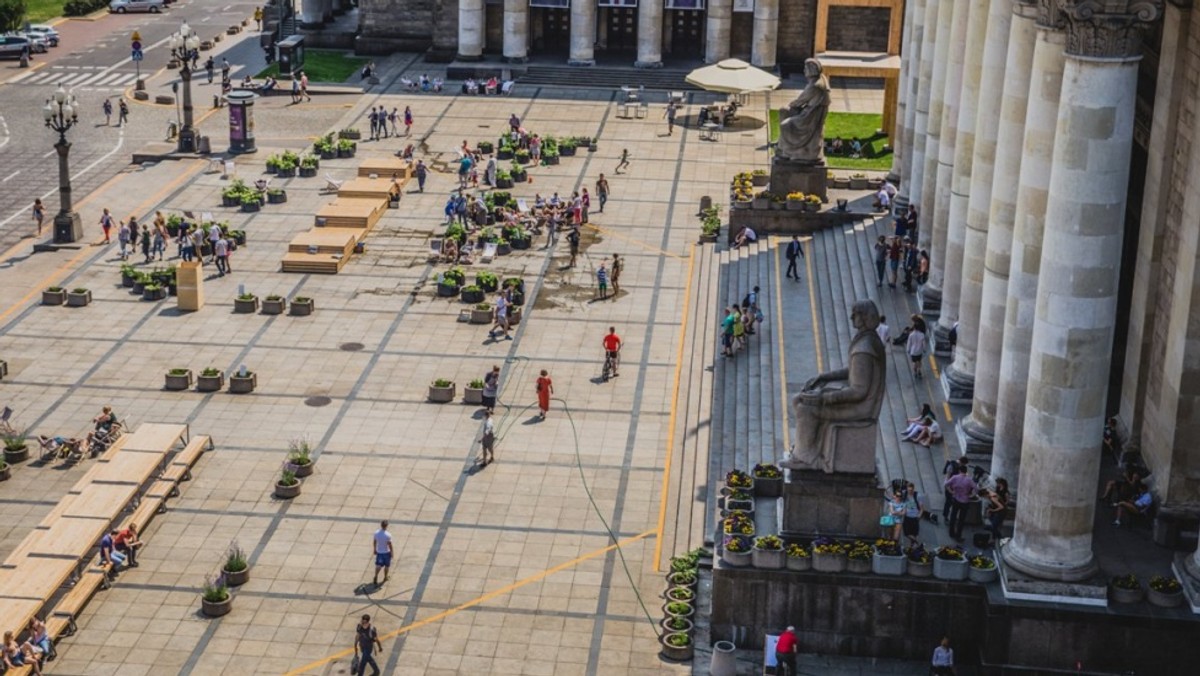 Otwarciem ogrodu, koncertami, Festiwalem Kuronia i warsztatami ekologicznymi przed Pałacem Kultury i Nauki rozpoczyna się trzecia już edycja projektu "Plac Defilad" w Warszawie. Pierwsze imprezy odbędą się w rozpoczynający się właśnie długi weekend. Na najbliższe trzy miesiące zaplanowano tu mnóstwo innych atrakcji i przedsięwzięć.