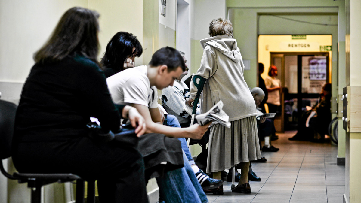 Łódzka prokuratura zarzuca kobiecie dokonanie łącznie ponad stu przestępstw. Z NFZ-u wyłudziła ona 250 tysięcy złotych za osiem tysięcy porad, których rzekomo miała udzielić w swoim prywatnym gabinecie. Logopedzie grozi do ośmiu lat więzienia.