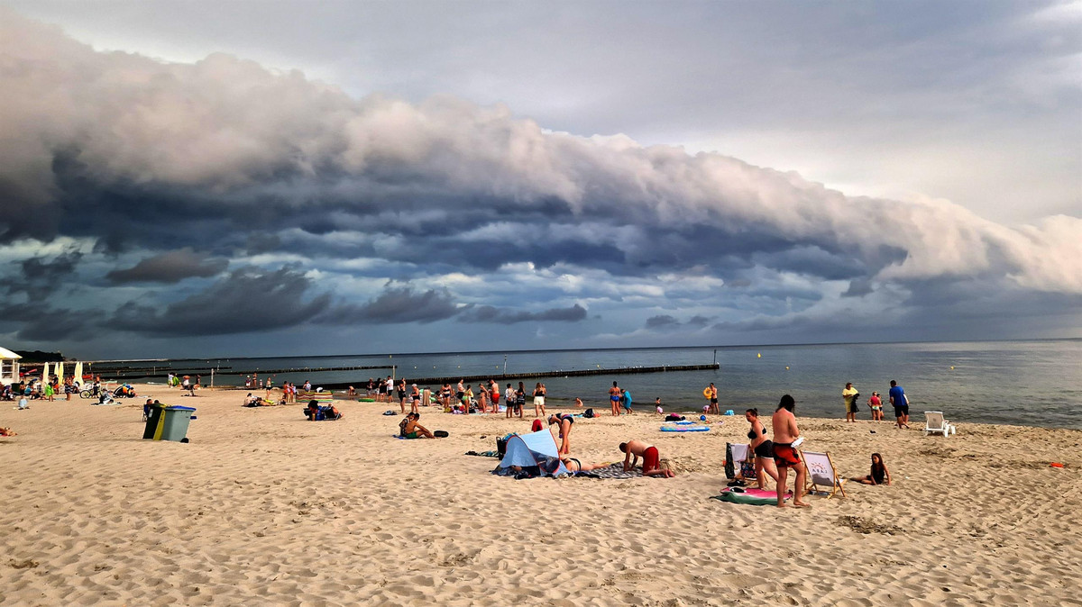 Groza nad Bałtykiem. Turyści musieli szybko uciekać z plaży