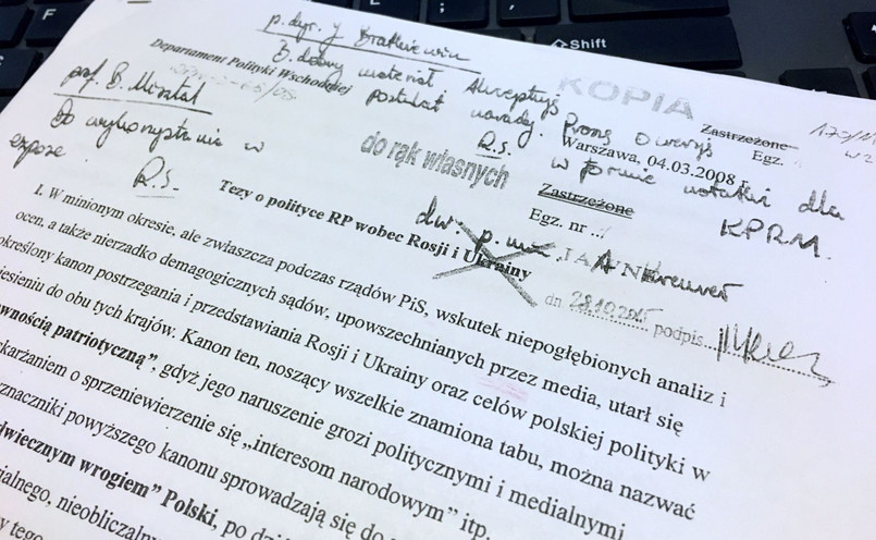 Fragmenty dokumentu "Tezy o polityce RP wobec Rosji i Ukrainy" z 4 marca 2008 r. MSZ ujawniło notatkę z marca 2008 r., która - w ocenie szefa resortu Witolda Waszczykowskiego - "była początkiem porzucania przez rząd Donalda Tuska polityki proukraińskiej na rzecz polityki prorosyjskiej"