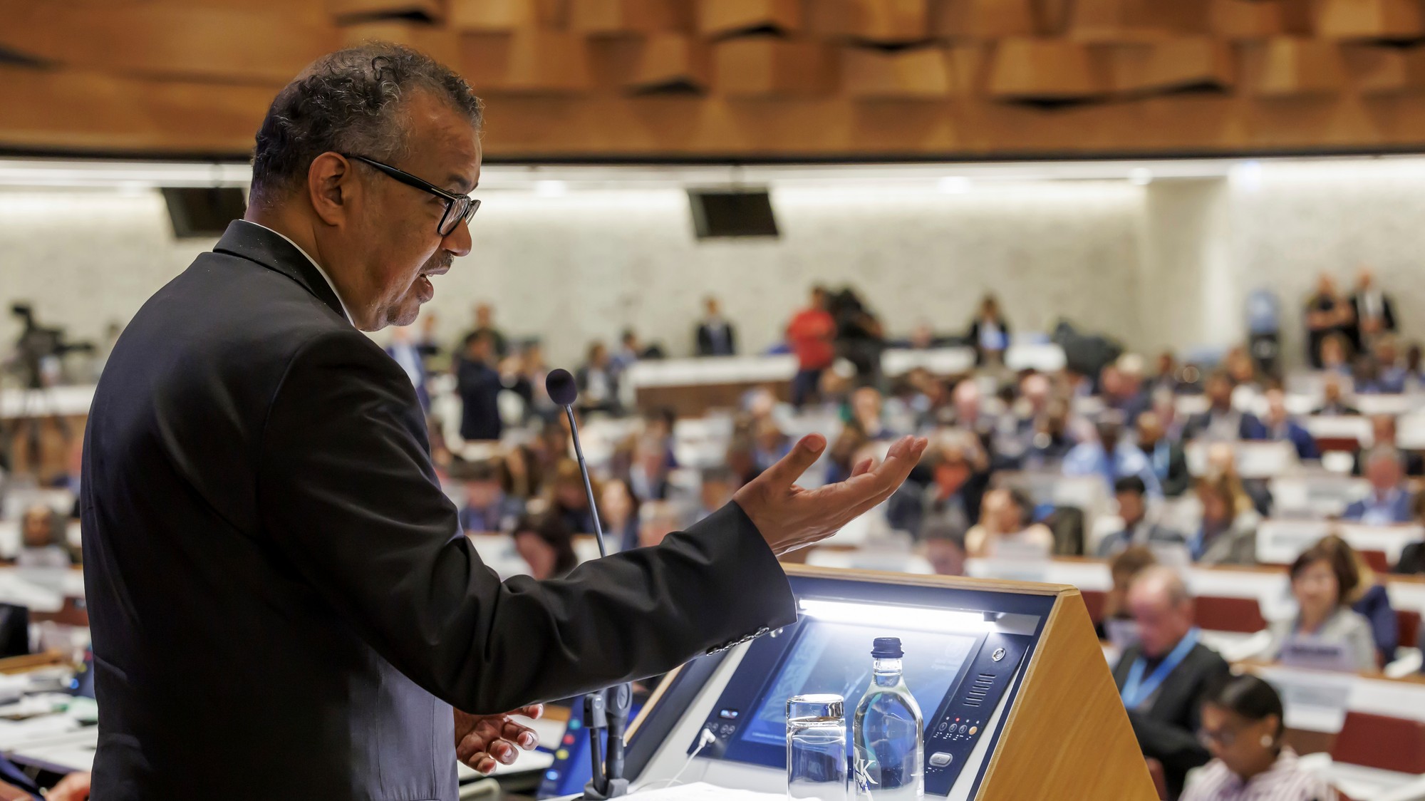 Generálny riaditeľ Svetovej zdravotníckej organizácie (WHO) Tedros Adhanom Ghebreyesus počas prejavu na otvorení 77. zasadnutia Svetového zdravotníckeho zhromaždenia