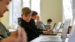 cyfrowa rewolucja w szkołach. 735 tys. laptopów i tysiące pracowni ai