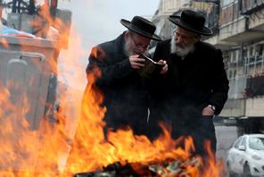 Ultraortodoksyjni Żydzi przygotowują się do obchodów Paschy w Jerozolimie. Marzec 2021 roku