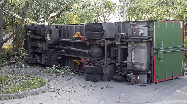 Lezuhant egy teherautó egy felüljáróról / Fotó: MTI Mihádák Zoltán