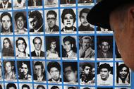 Mężczyzna patrzy na uliczny plakat przedstawiający osoby zaginione podczas wojskowej junty generała Augusto Pinocheta w latach 1973 - 1990. Większość z nich została prawdopodobnie zamordowana przez ówczesny reżim. 