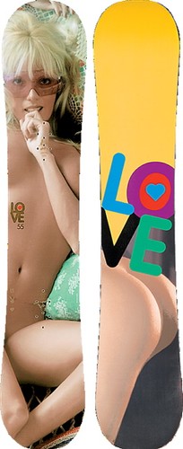 Znana firma snowboardowa Burton wypuściła nową serię desek. Motywem przewodnim są modelki 'Playboya' z lat 70.