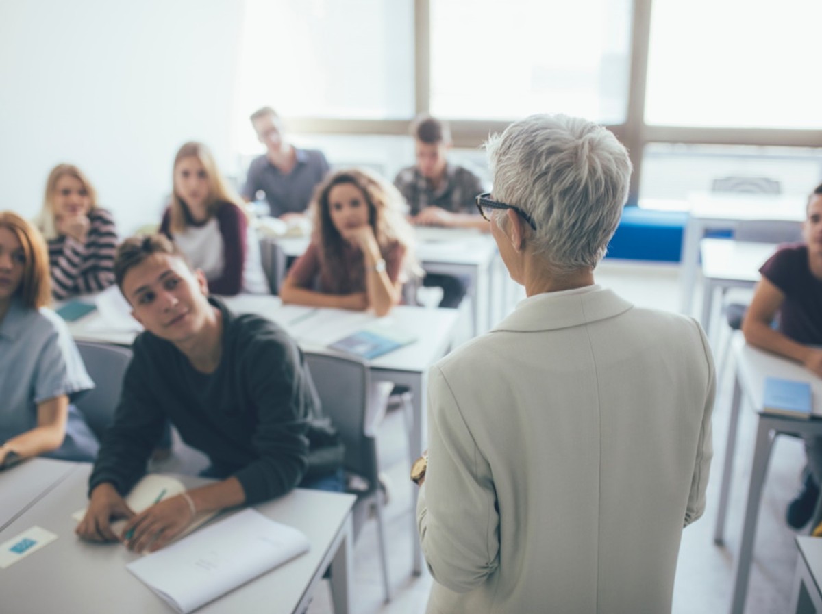 Wykład. Kobieta profesor. Zajęcia akademickie