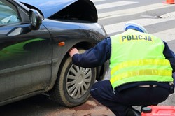 Wypadek w trasie. Jak zapewnić wsparcie finansowe dla kierowcy i pasażerów?