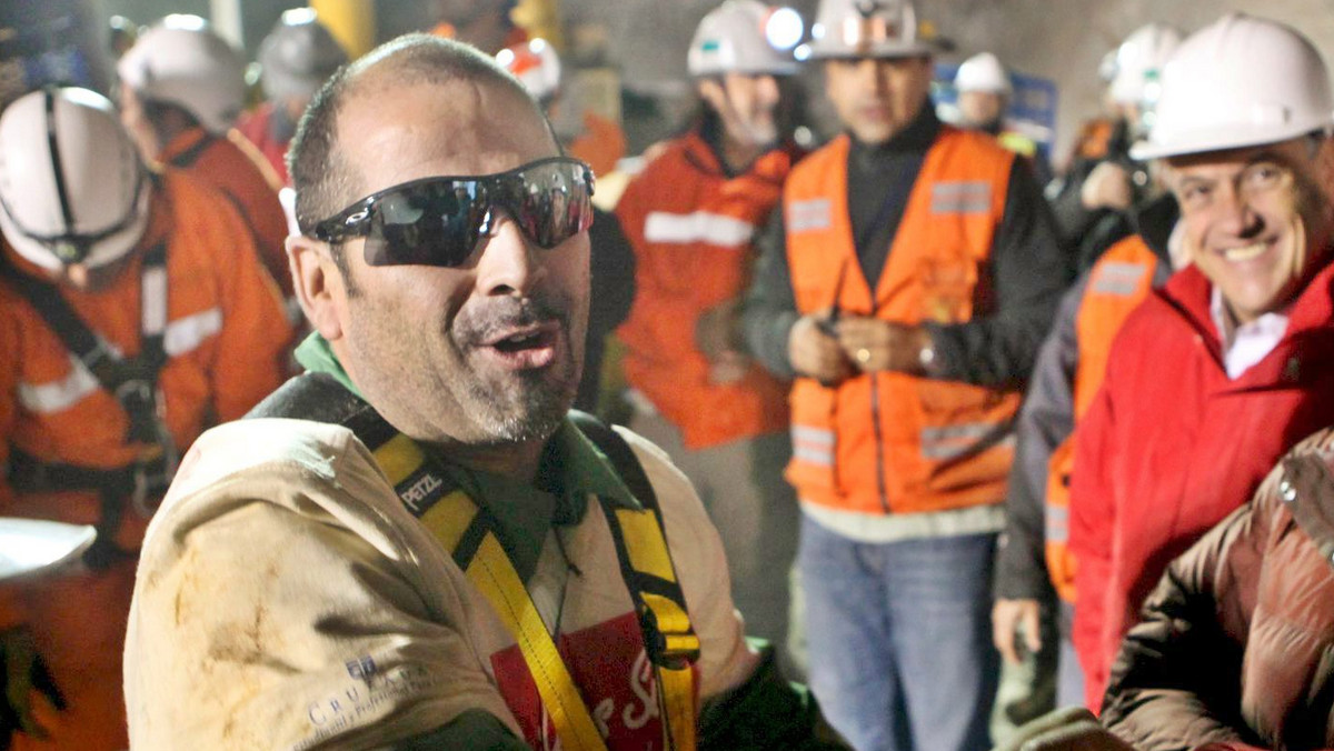 Wydostano pierwszych z 33 górników uwięzionych w zawalonej kopalni w San Jose. Górników, na których na powierzchni czekają rodziny, transportuje kapsuła ratunkowa o nazwie "Feniks". Cały świat za pośrednictwem telewizji ze wzruszeniem obserwuje nietypową akcję ratunkową. Mario Sepulveda, jeden z uratowanych górników, rzucał żartami, wywołując żywiołowe reakcje zgromadzonych na miejscu osób. Kiedy 40-letni mężczyzna wyciągnął się na noszach, zapytał swą żonę: "A jak się ma pies?". Na powierzchnię wyciągnięto już dwunastu górników.