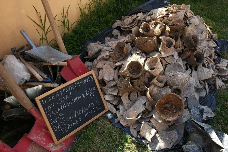 Grnčarija nađena na mestu drevne Teneje tokom iskopavanja u Hiliomodiju, Grčka, u oktobru 2019.