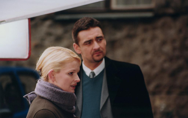 Robert Gonera i Dominika Ostałowska na planie serialu "M jak miłość" (2003)