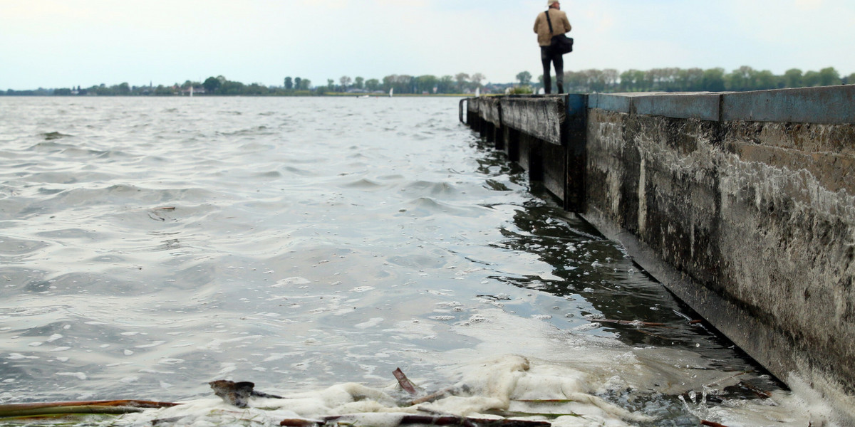 W Zalewie Zemborzyckim już w 2020 r. był problem ze śniętymi rybami.