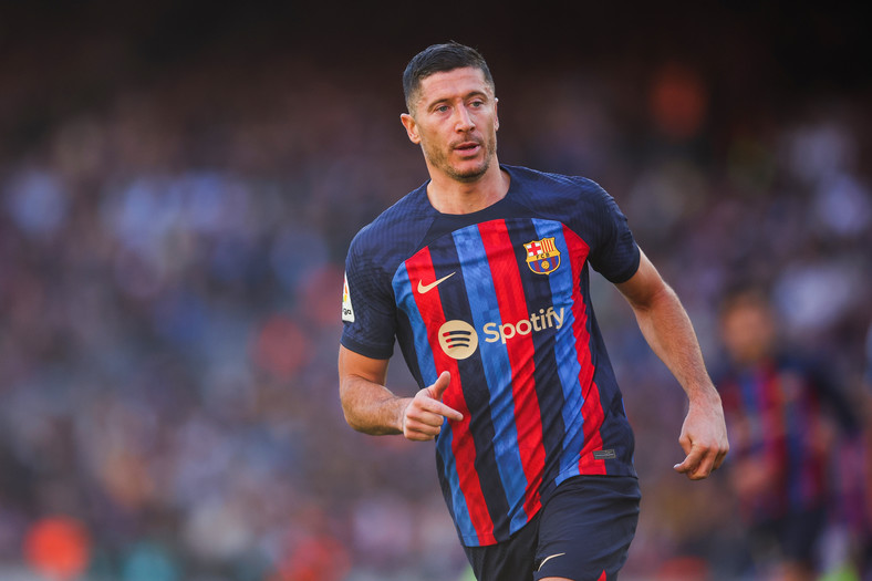 Robert Lewandowski w koszulce FC Barcelony z logiem Spotify