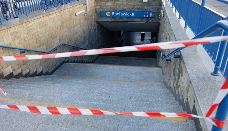 Pożar sparaliżował metro w Warszawie. Linia M1 ruszyła tylko częściowo