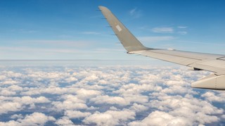 'Politico': UE domaga się cięć emisji CO2, ale zwiększa wydatki na prywatne loty dla urzędników