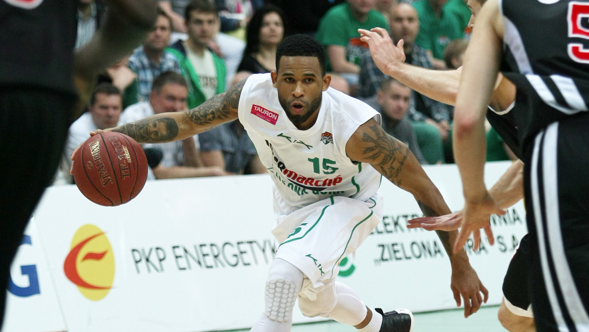 Zespół Energi Czarnych wygrał w Zielonej Górze ze Stelmetem 97:83 w pierwszym meczu ćwierćfinałowym play-off Tauron Basket Ligi. 21 punktów dla słupszczan rzucił Roderick Trice.