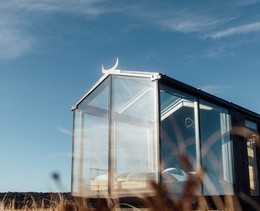 Panorama Glass Hotel, Island