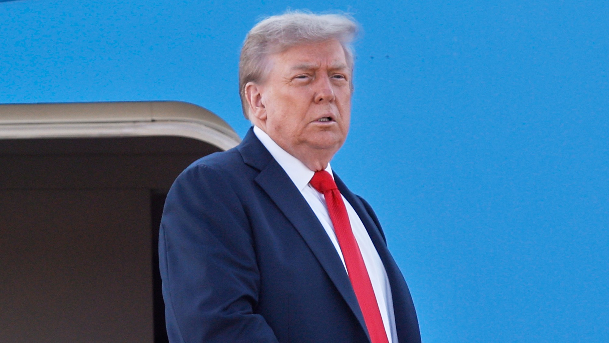 Americký prezident Donald Trump nastupuje do lietadla Air Force One na Andrewsovej vojenskej základni v piatok 15. augusta 2025.
