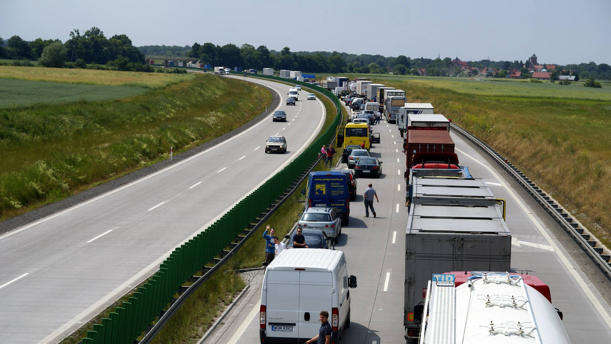 Dziś rano na autostradzie A2 doszło do wypadku w wyniku którego dwie osoby zostały ranne. Na drodze utworzył się gigantyczny korek - donosi TVN24