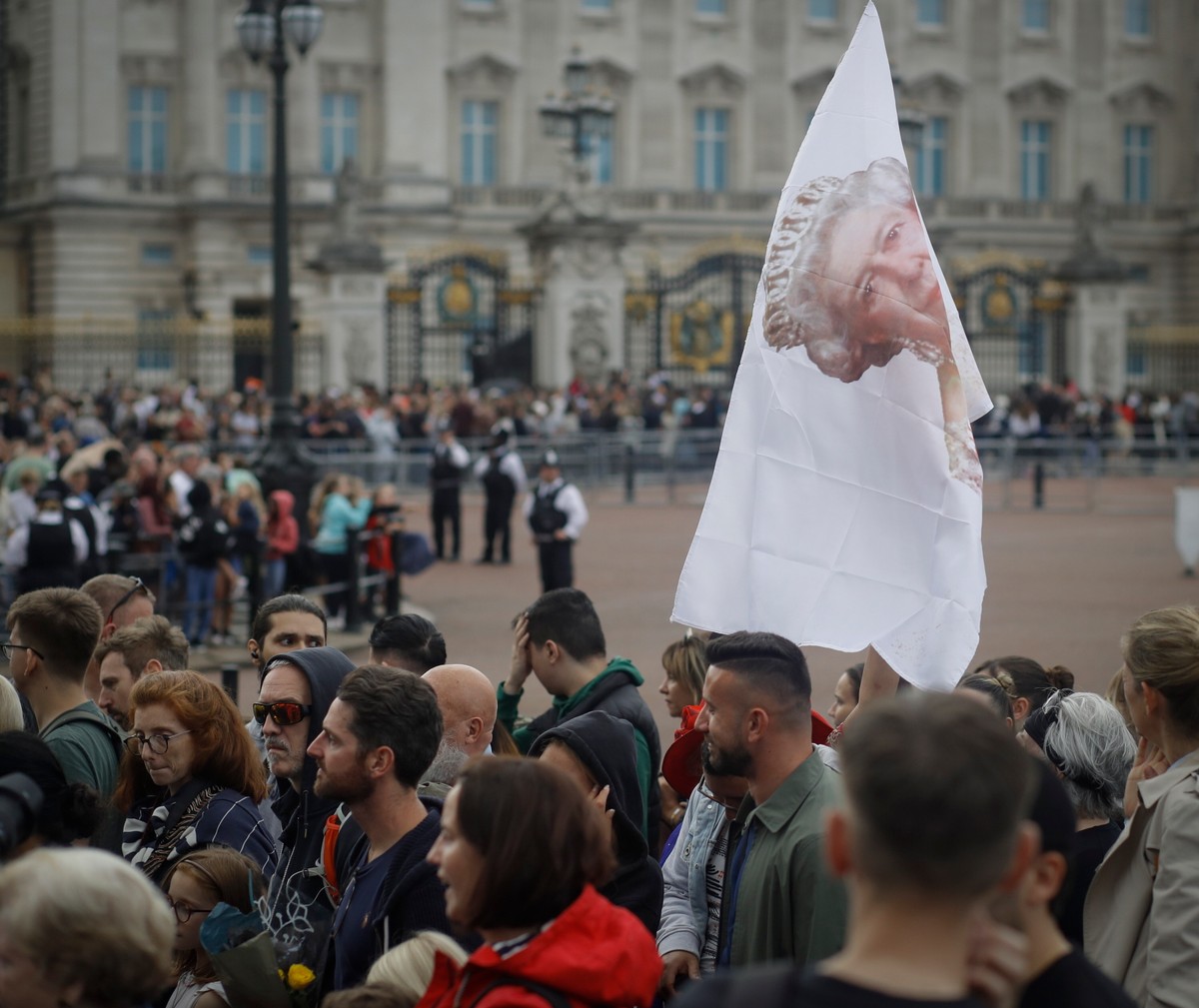 Brytyjczycy oddający hołd królowej Elżbiecie przed Pałacem Buckingham w Londynie