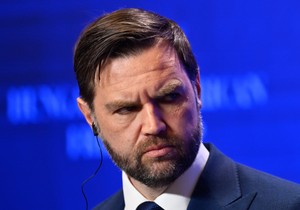 Džej Di Vens na konferenciji u Budimpešti 7. aprila