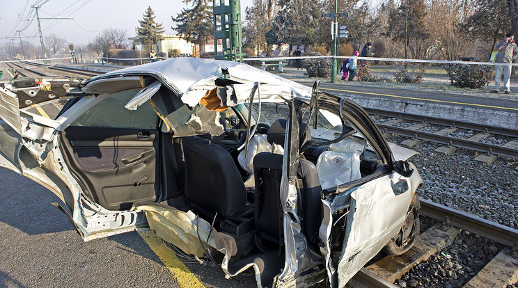 Az autó a becsapódástól kettétört /Fotó: MTI - Lakatos Péter