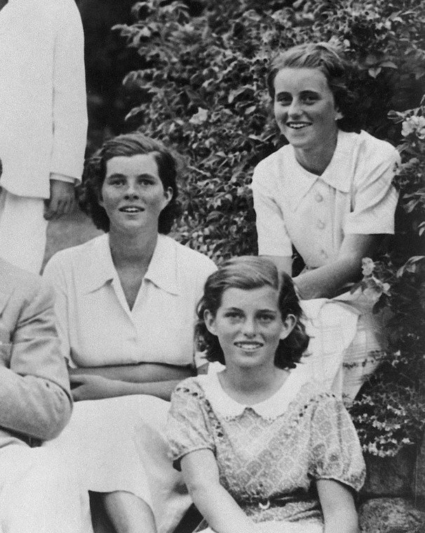 Na zdjęciu siedzą: (z lewej) Rosemary,(po środku) Eunice i (z prawej) Kathleen