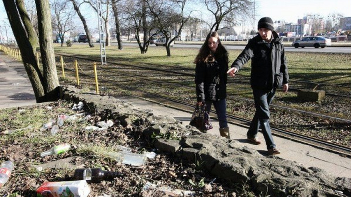 Miasto jest brudne. nikt nie sprząta od miesięcy - piszą nasi Czytelnicy. To odpowiedź na opublikowany w ubiegłym tygodniu artykuł, w którym opisaliśmy stan ulic i chodników.