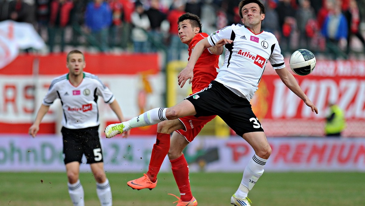 Prowadząca w tabeli Legia Warszawa zremisowała w Łodzi w ligowym klasyku z Widzewem 1:1. W 26. kolejce ekstraklasy potknął się również wicelider Śląsk Wrocław, który zremisował na wyjeździe z Podbeskidziem Bielsko-Biała 1:1 i do Legii wciąż traci trzy punkty.