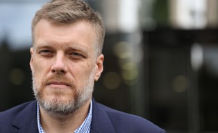 Zandberg: 60 proc. Polaków popiera ograniczenie zysków koncernów paliwowych