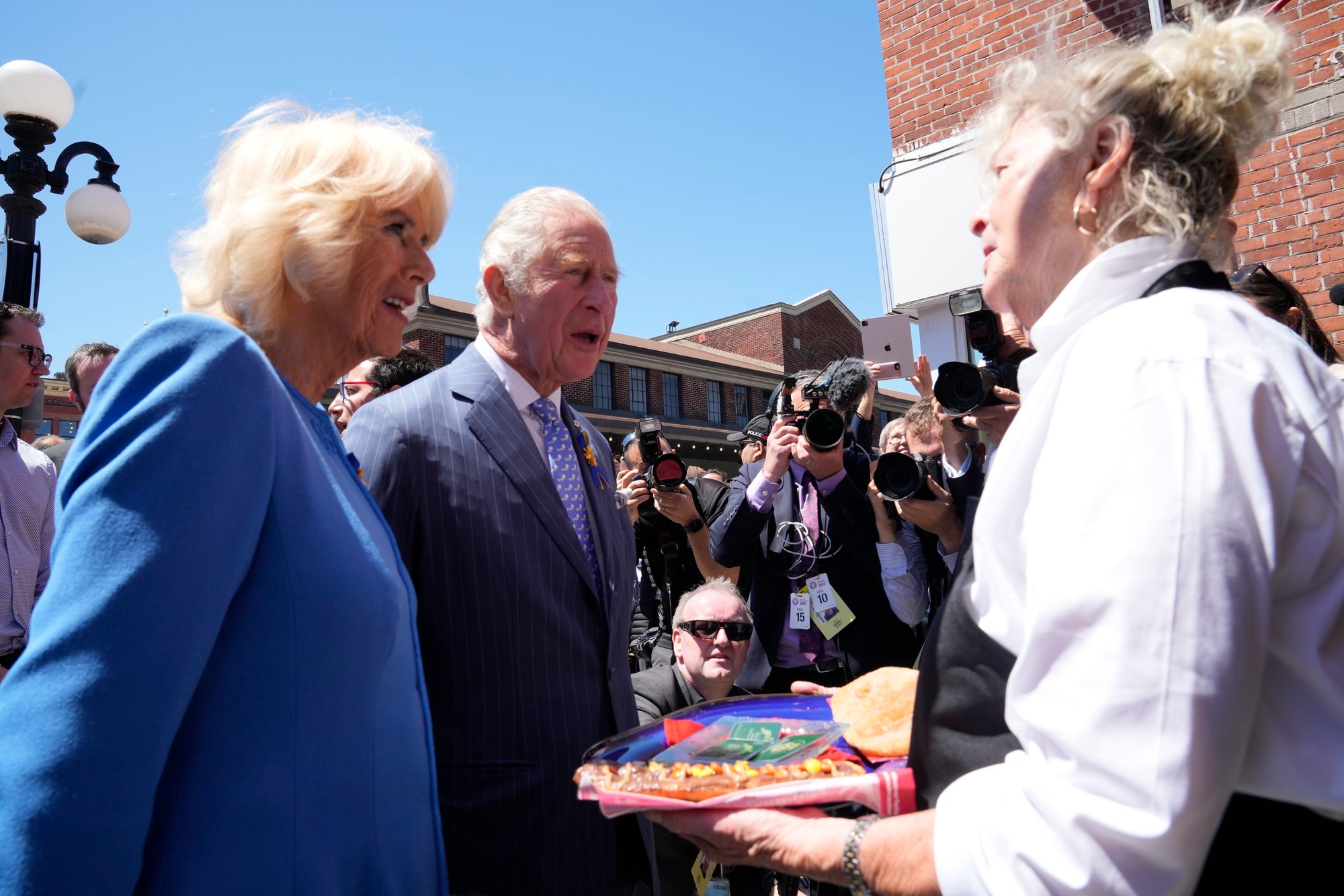 Britský princ Charles a jeho manželka Camilla, vojvodkyňa z Cornwallu počas návštevy na trhu na Byward Market  v Ottawe v rámci  trojdňového kanadského turné 18. mája 2022.