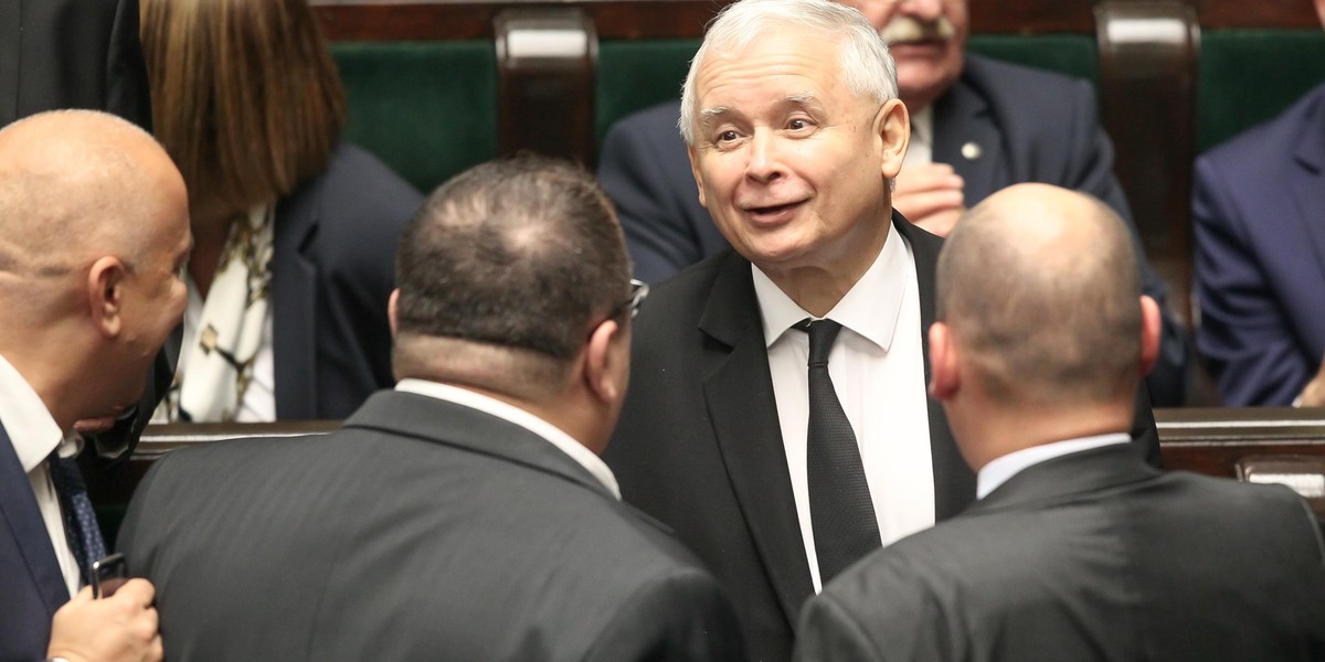 Protest lekarzy nie zaszkodził PiS! Znów miażdżą rywali