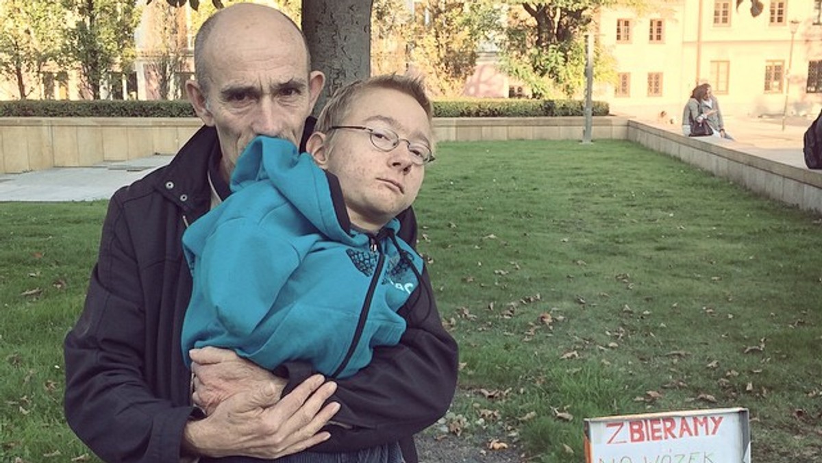 Jakub Szymczuk, fotoreporter "Gościa Niedzielnego", opublikował na swoim mikroblogu zdjęcie Piotra Radonia, który na Krakowskim Przedmieściu zbiera na wózek inwalidzki. Budząca emocje historia młodego mężczyzny bez rąk i nóg, który cały czas noszony jest na rękach przez swojego ojca, wywołała ogromne poruszenie wśród internautów, którzy uzbierali już ponad 130 tys. zł.