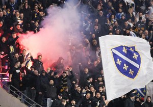 Navijači Bosne i Hercegovine na utakmici protiv Velsa u Kardifu u polufinalu kvalifikacija za Svetsko prvenstvo 2026. | Foto: DIMITRIS LEGAKIS/EPA/Shutterstock