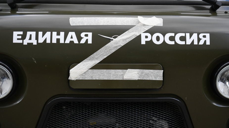 Przed centrum pomocy humanitarnej partii Jedna Rosja w Melitopolu stoi samochód z napisem "Jedna Rosja Z". Jest załadowany pomocą humanitarną z Rosji