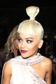 Ha nem vagy biztos benne, hogy jól áll neked a frufru, akkor cselezz úgy, mint Rita Ora. Magas lófarkad végét simítsd a homlokodba.