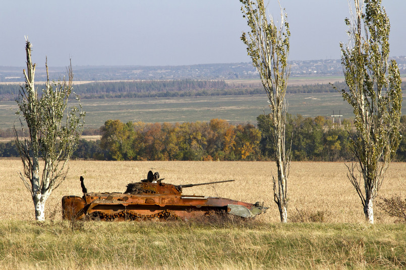 Donbas, Ukraina. Spalony transporter opancerzony