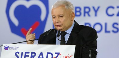 Osobliwy żart Kaczyńskiego. Rzucił to do ludzi