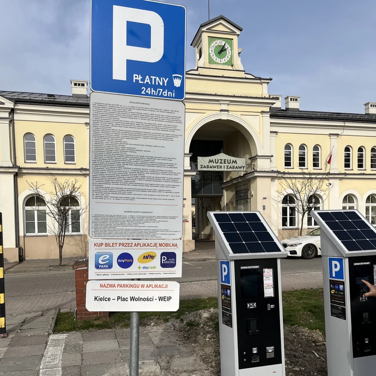 Tablica Informacyjna Prywatny Parking wraz z parkometrami